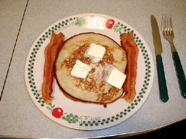 Bacon tastes good with pancakes.
